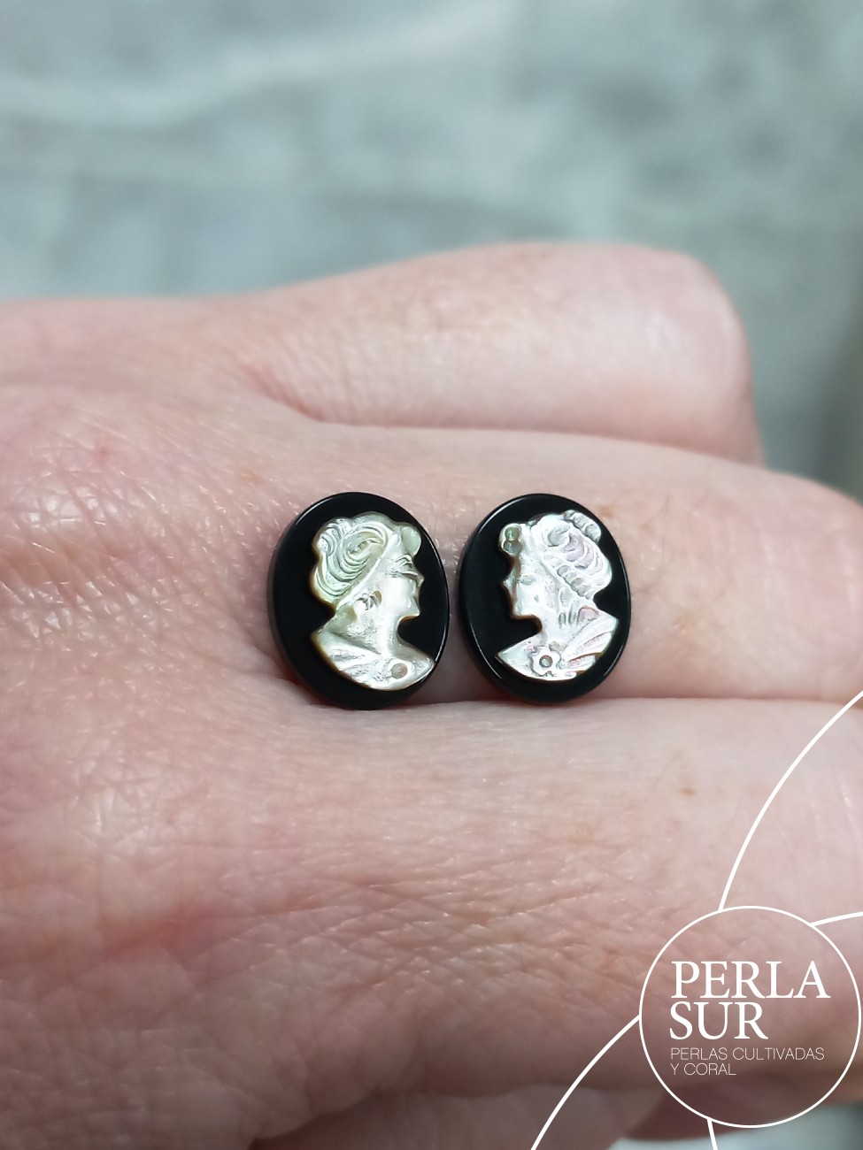 Par 10x12mm Agnes Camafeos Nácar Tahití + Ónix