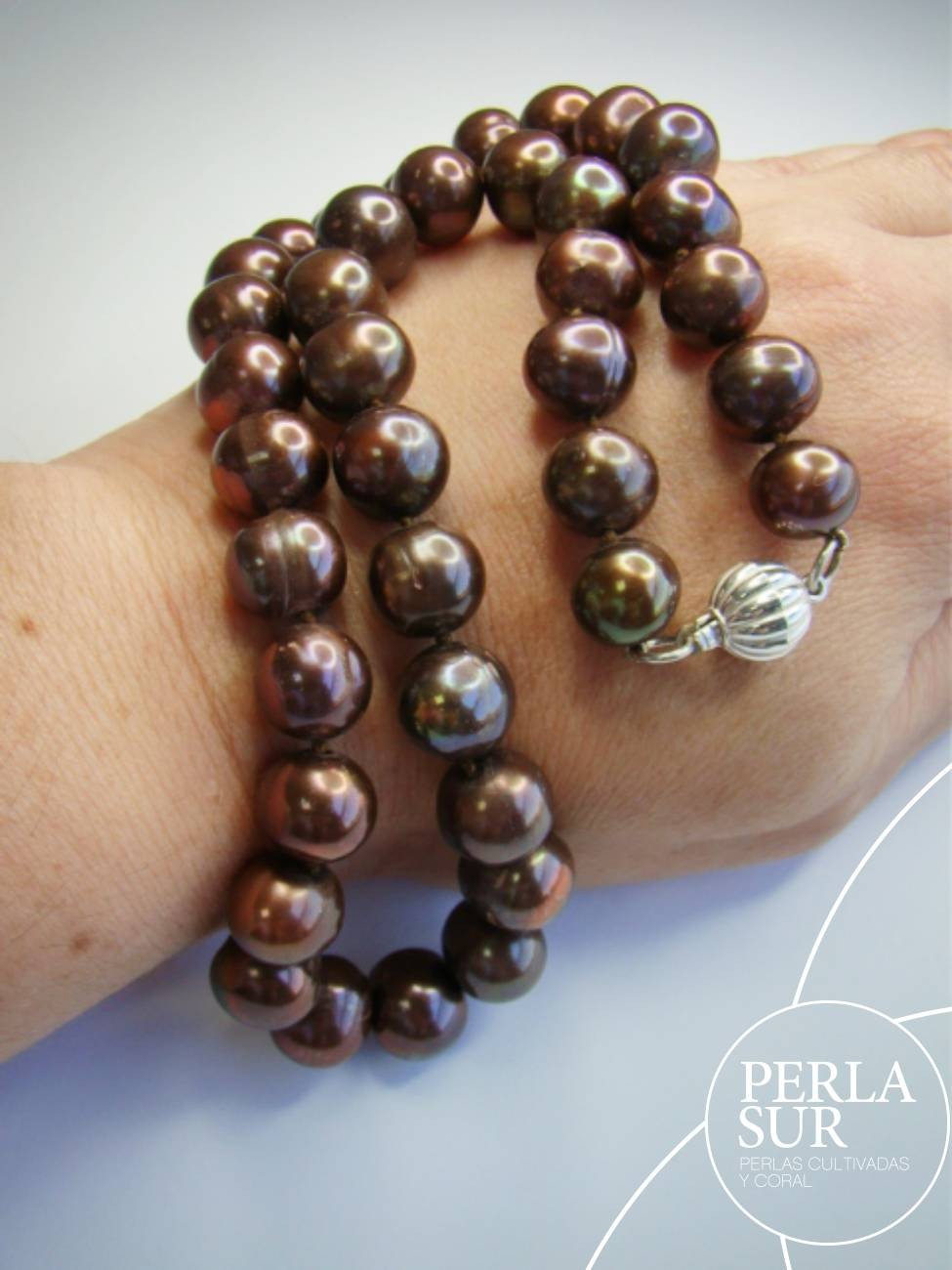 Collar perla 11'5-12mm chocolate y bola gallon plata