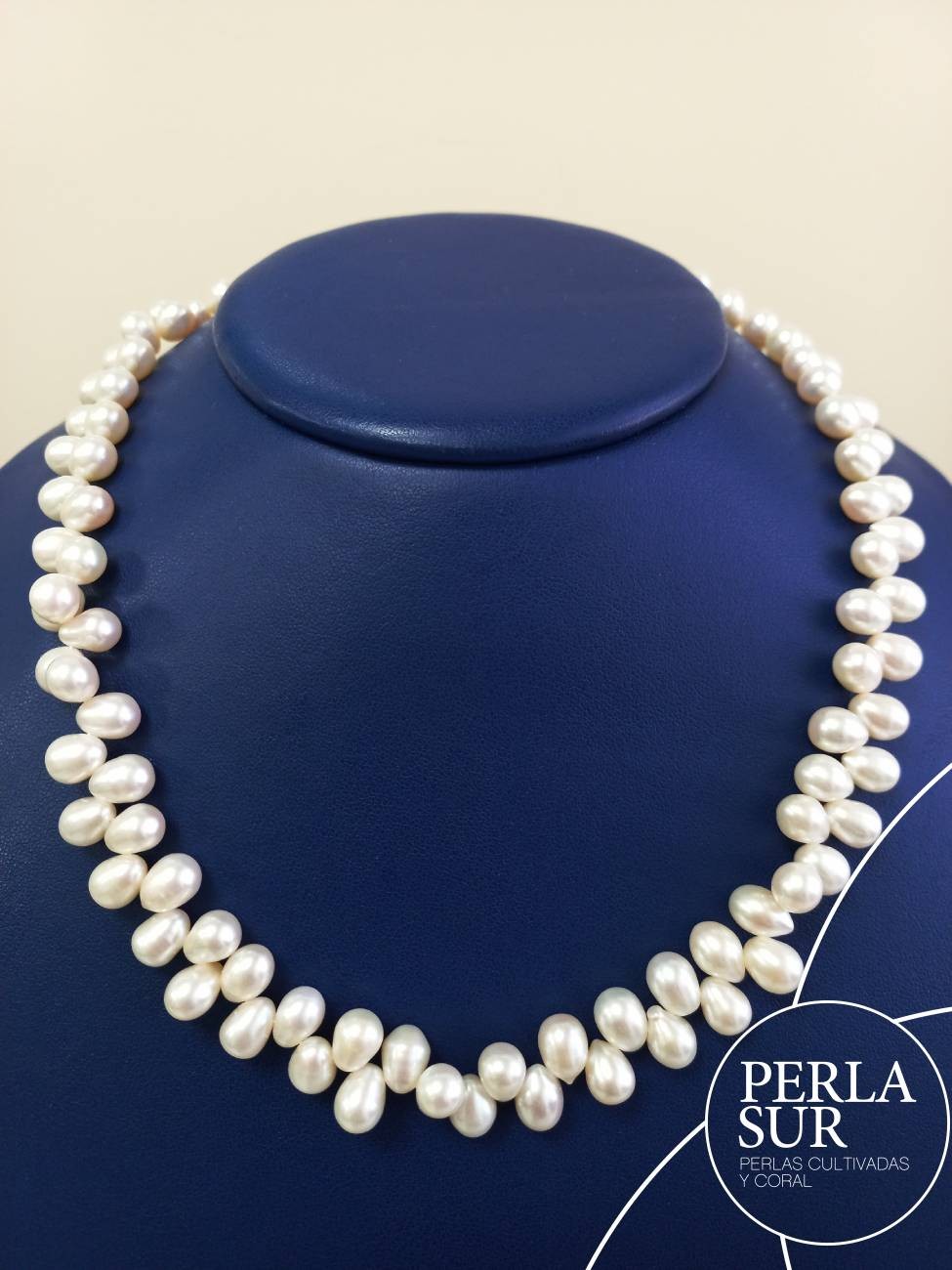 Collar semi-enfilado 6-7mm perla oval cruzada blanca